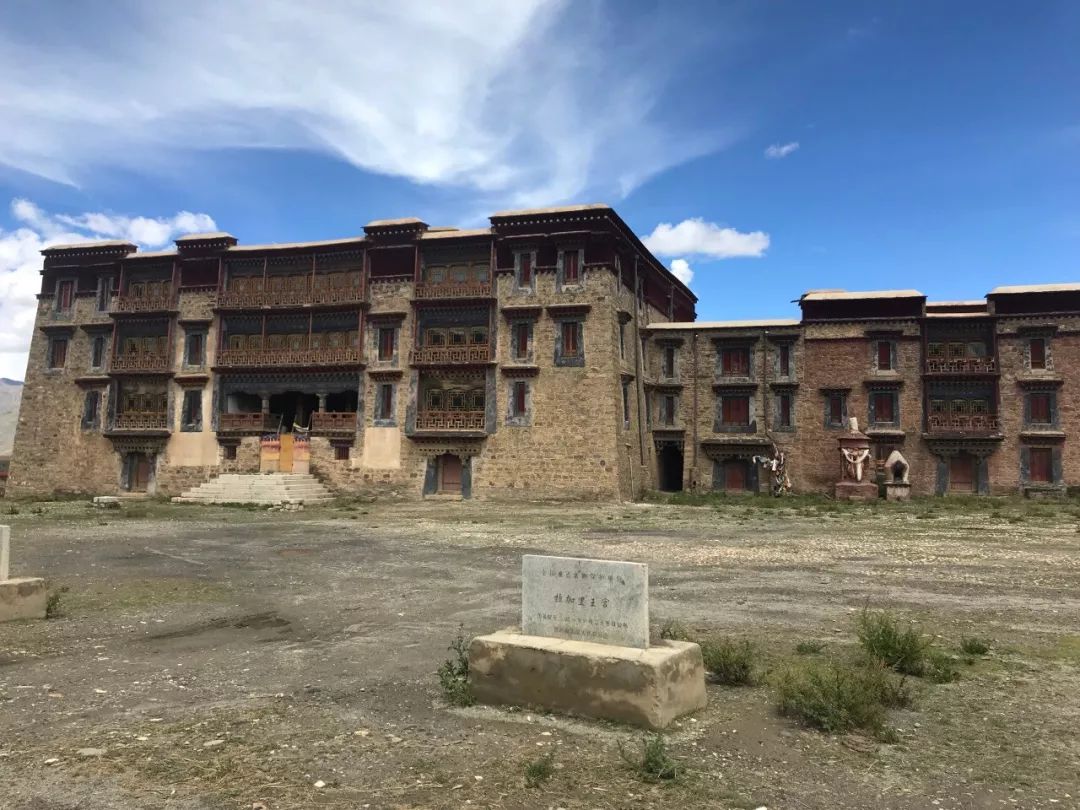 坐标:山南市曲松县 海拔:3880米 建筑面积:7000平方米(旧宫),16万