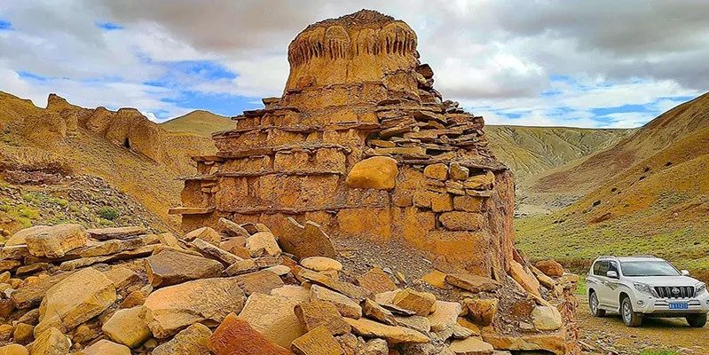 在历史上和宗教上这里是穹窿银城的遗址(另一种说法称西藏阿里札达县