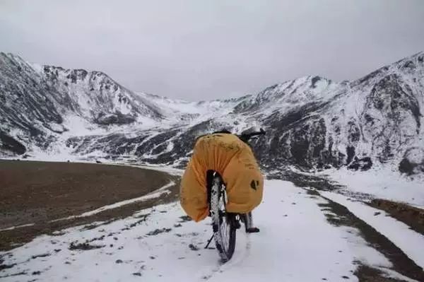 做一个虔诚者,双手合十,顶礼膜拜,吟咏着法经,秉持圣洁的心念, 一尘不