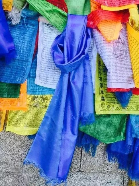 蓝色的哈达象征蓝天.是请求祛除障碍,修行顺利的含义.